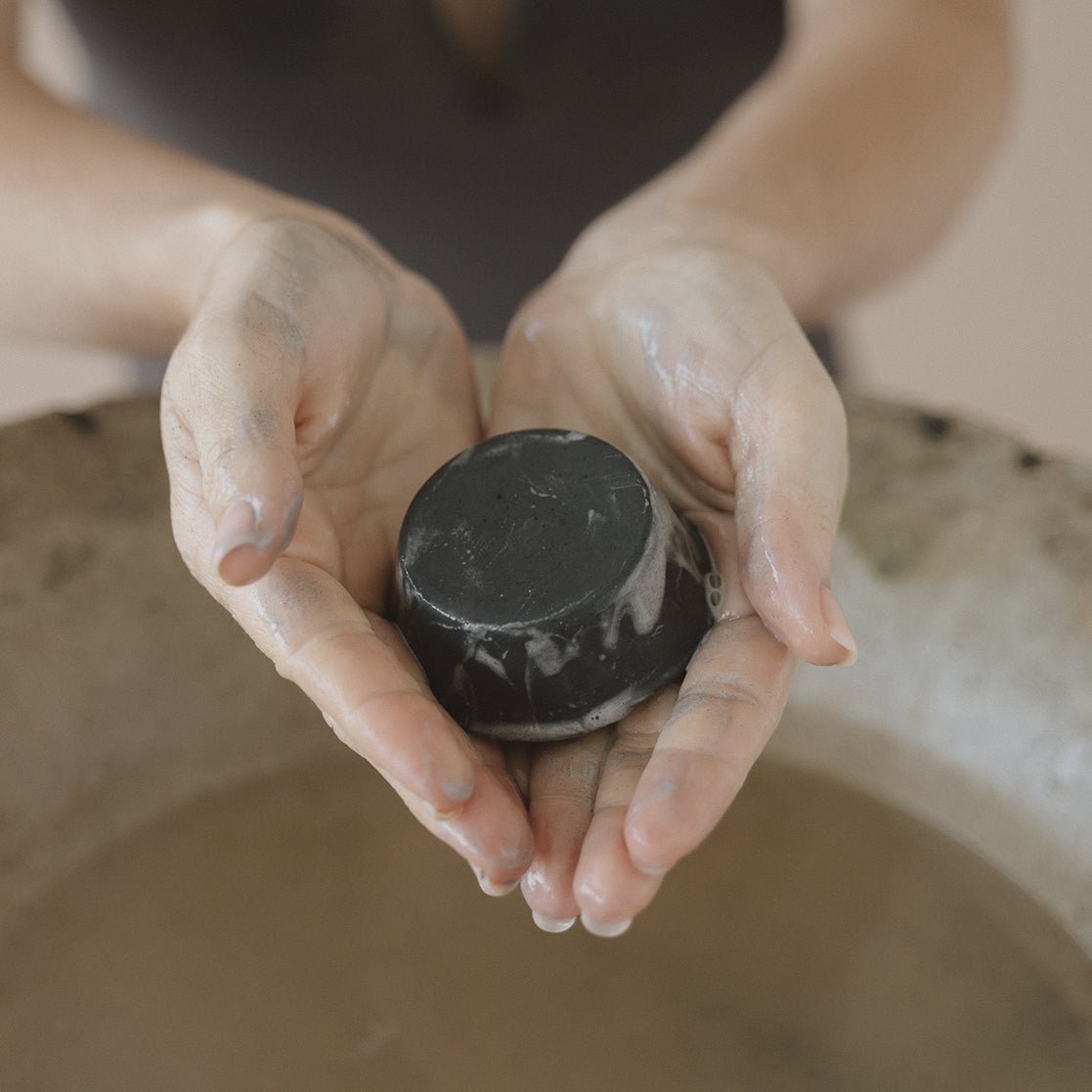 Jabón limpieza profunda. Negro maderas - Mathe Lab España